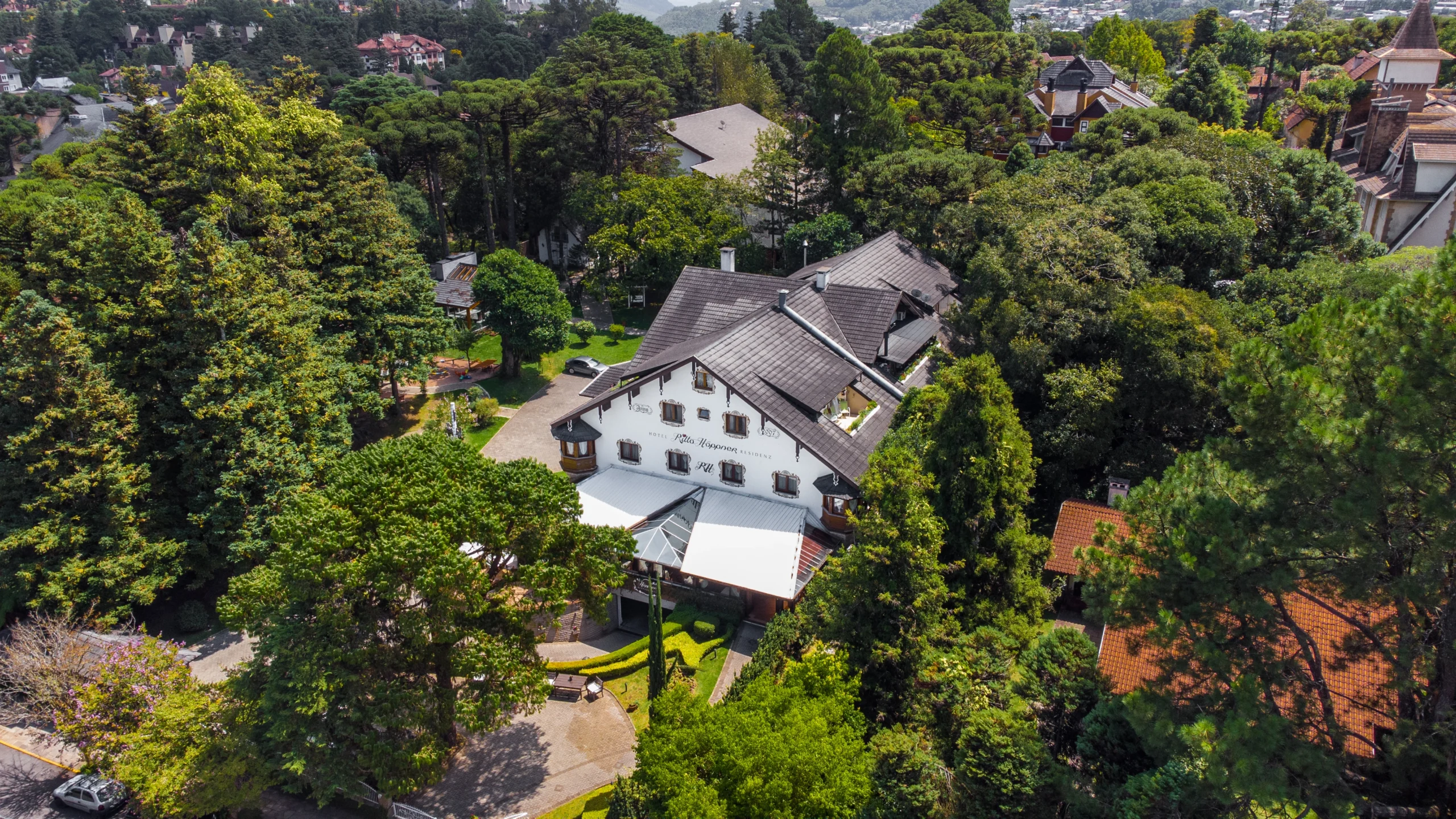 Gramado ao seu Alcance: A Magia de Se Hospedar Perto da Rua Coberta